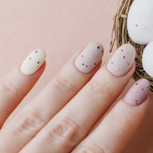 A more subtle homage to the Mini Egg Nails trend. Artist unknown.
